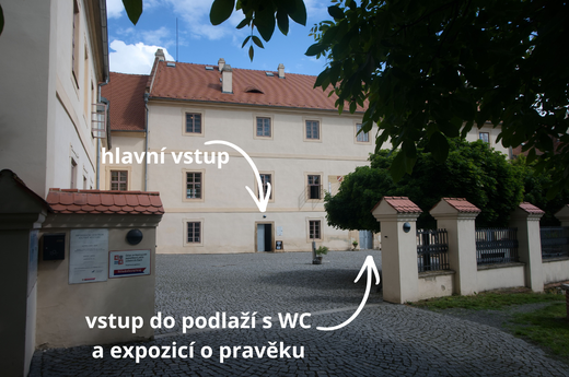 ceska ke vstupu na hlavní nádvoří zámku (1).png
