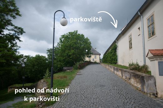 ceska ke vstupu na hlavní nádvoří zámku (2).png