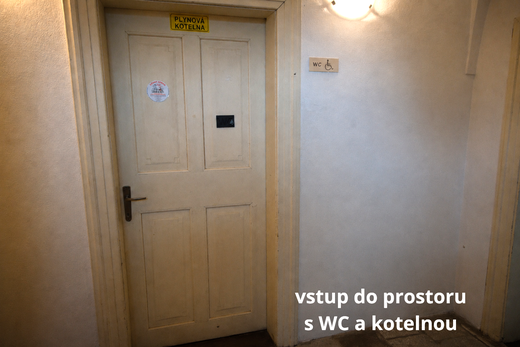 ceska ke vstupu na hlavní nádvoří zámku.png